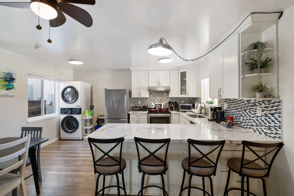 Willow Glen 3BR 2B / Remodeled / King bed / Yard / Kid & Pet-Friendly - Photo 2