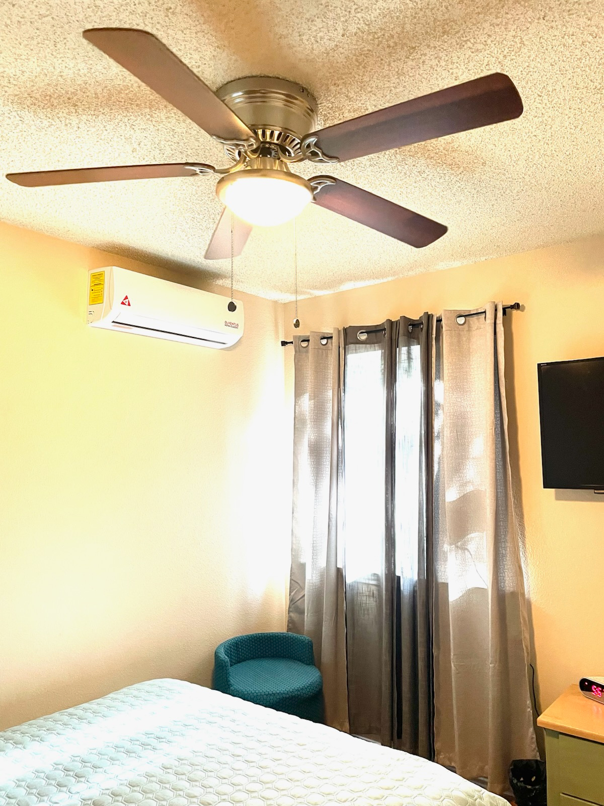 Peaceful Furnished Upstairs Room with Private Bath & Workspace - Photo 4
