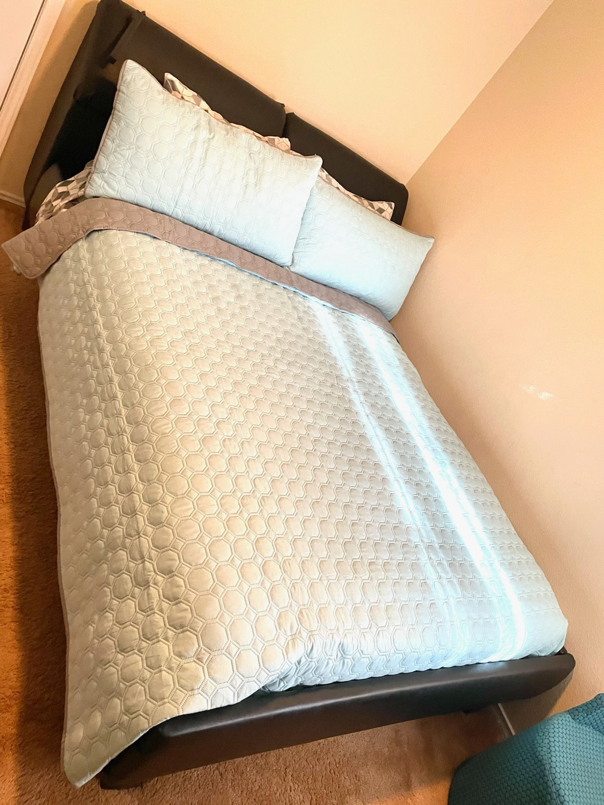 Peaceful Furnished Upstairs Room with Private Bath & Workspace - Photo 2
