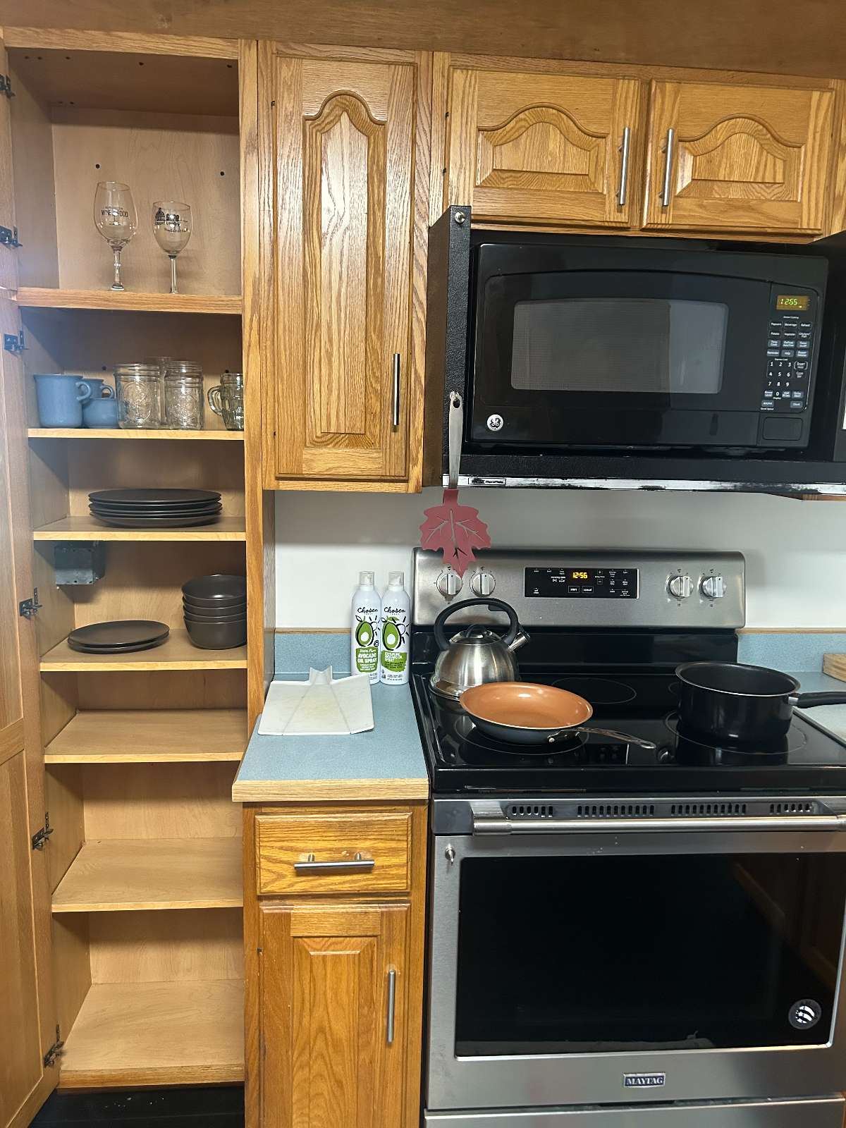 Large 3 bedroom house 1.5 bathrooms, large kitchen, dining, and living rooms & walking distance to - Photo 1