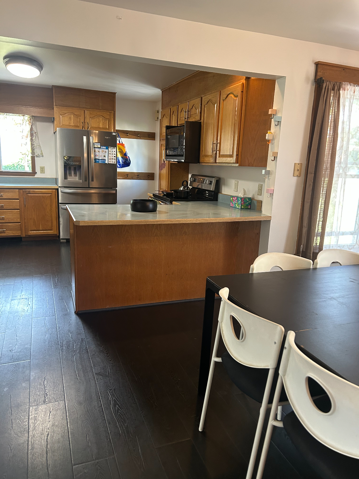 Large 3 bedroom house 1.5 bathrooms, large kitchen, dining, and living rooms & walking distance to - Photo 3