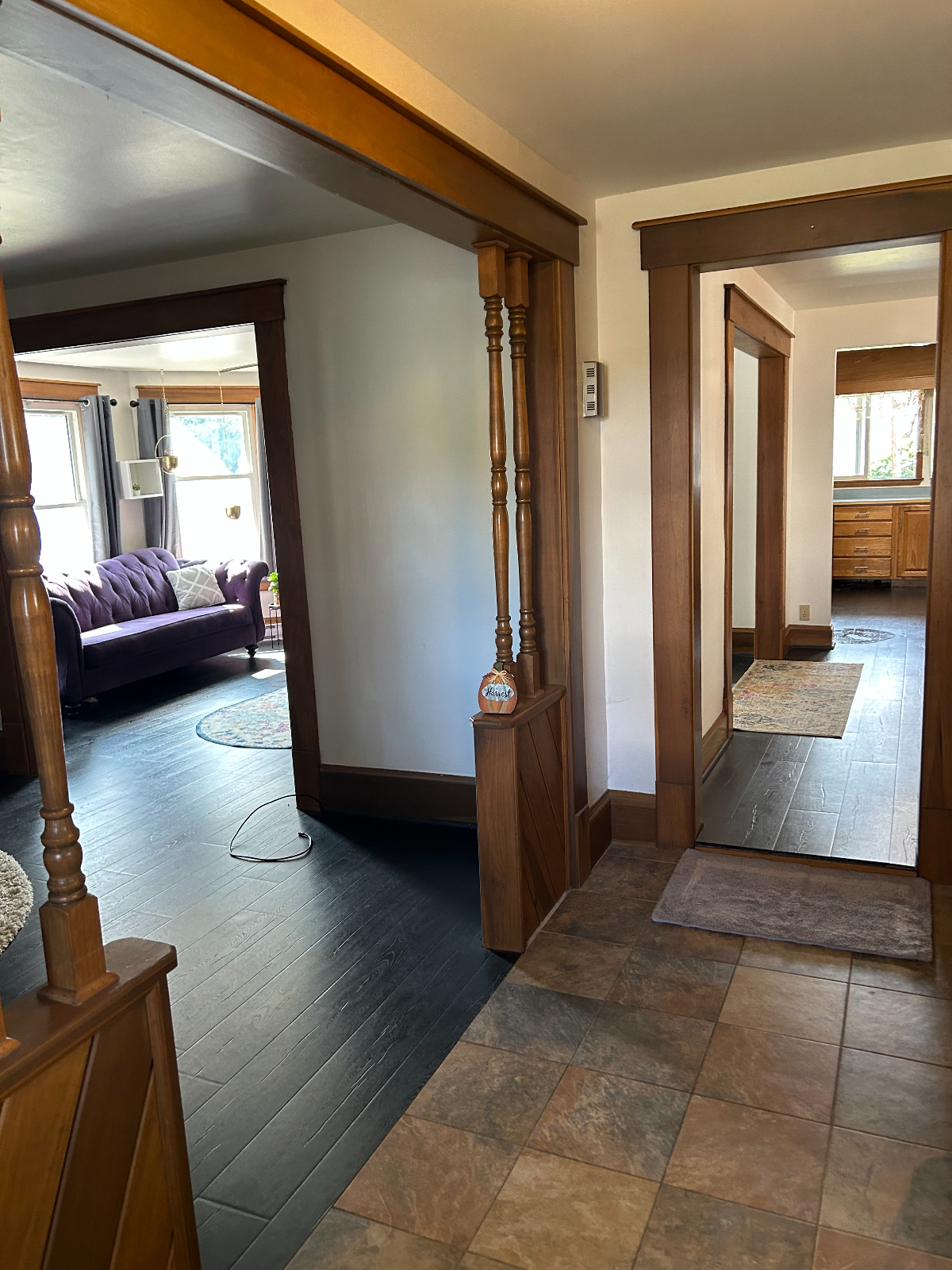 Large 3 bedroom house 1.5 bathrooms, large kitchen, dining, and living rooms & walking distance to - Photo 2