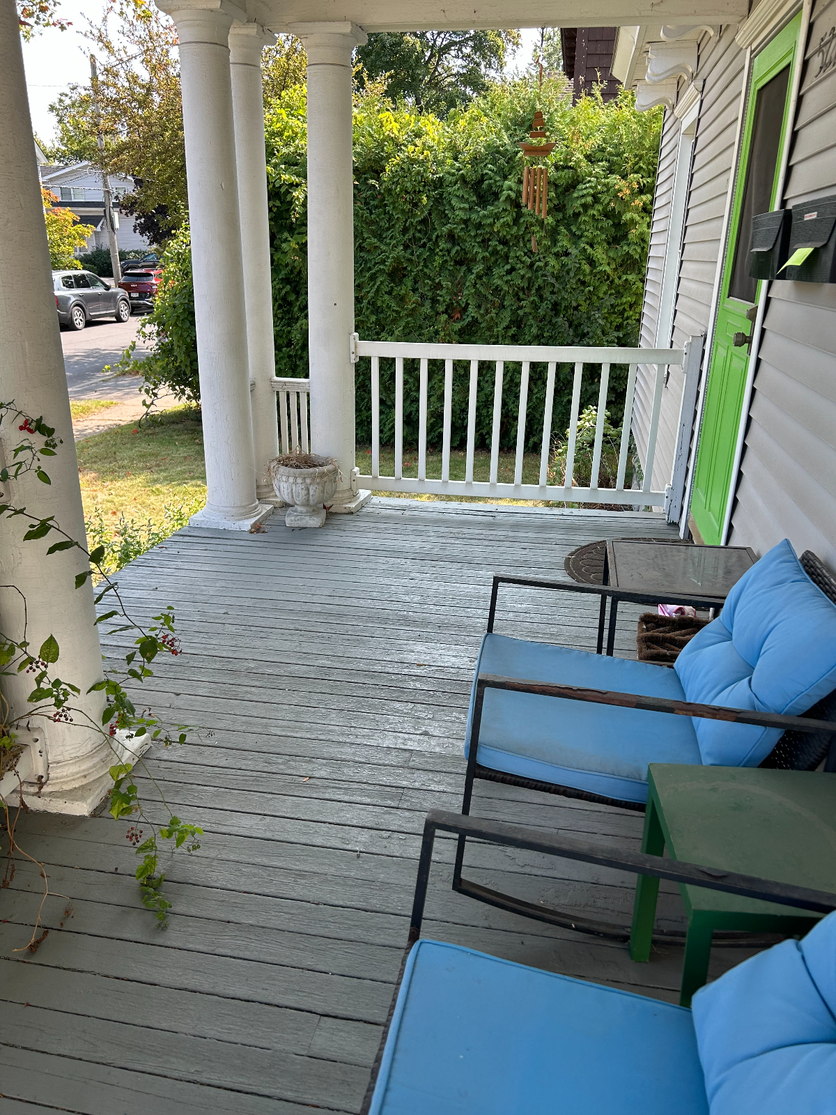 Large 3 bedroom house 1.5 bathrooms, large kitchen, dining, and living rooms & walking distance to - Photo 4