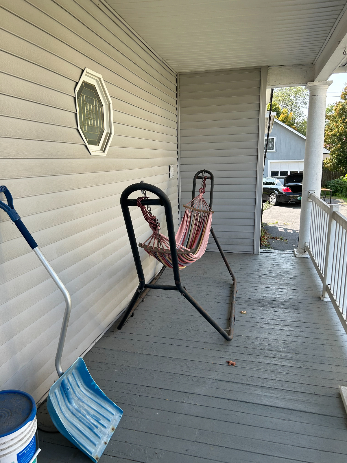 Large 3 bedroom house 1.5 bathrooms, large kitchen, dining, and living rooms & walking distance to - Photo 5