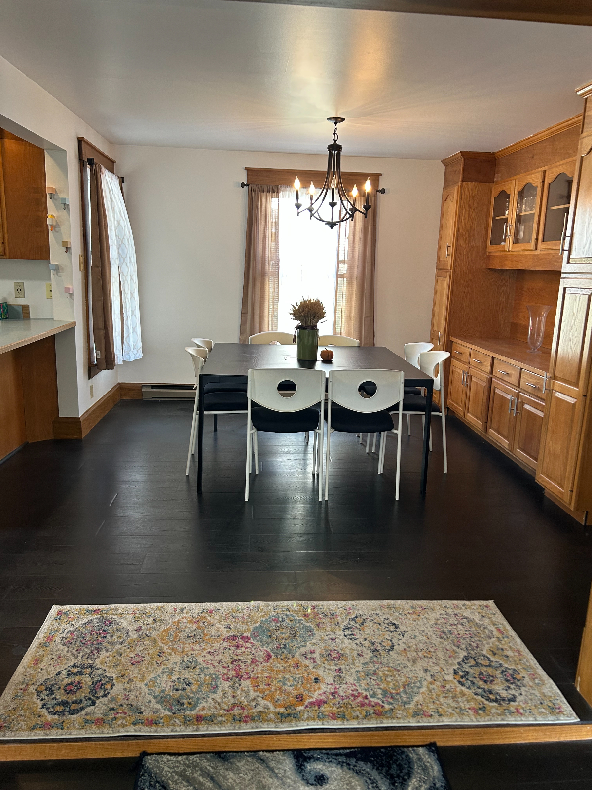 Large 3 bedroom house 1.5 bathrooms, large kitchen, dining, and living rooms  & walking distance to  - Photo 9