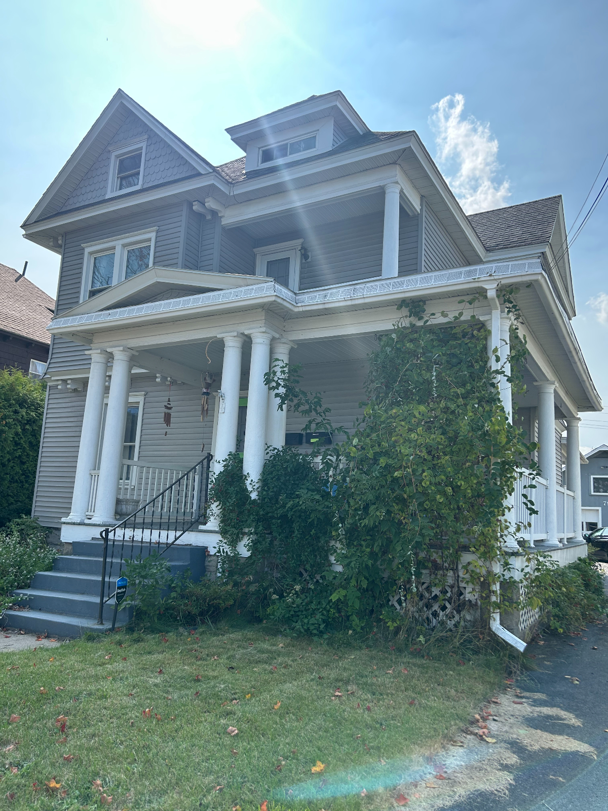 Large 3 bedroom house 1.5 bathrooms, large kitchen, dining, and living rooms  & walking distance to  - Photo 11