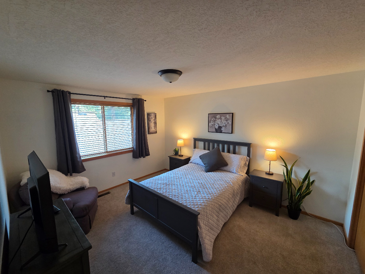 Your Quiet Retreat. Remodeled Room and Private Bath. Close to St. Charles, Old Mill, and River Trail. - Photo 1