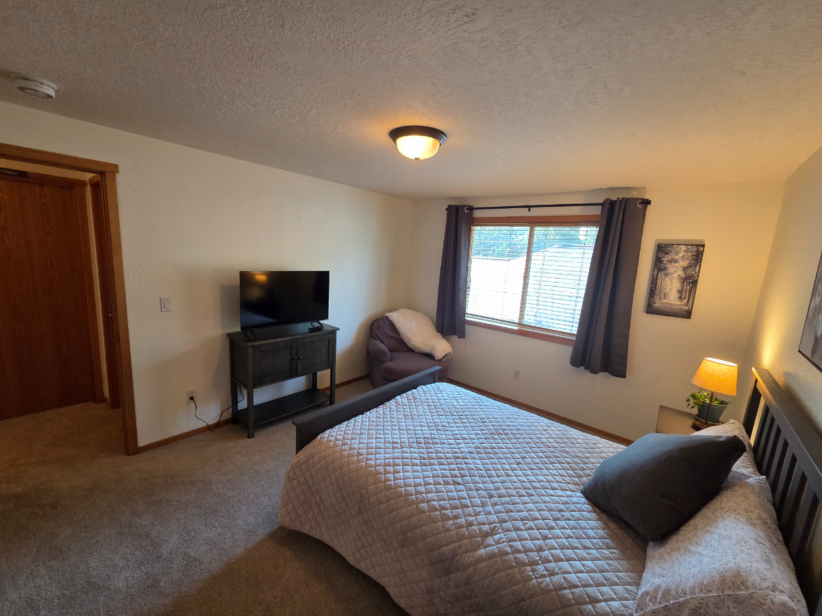 Your Quiet Retreat. Remodeled Room and Private Bath. Close to St. Charles, Old Mill, and River Trail. - Photo 2