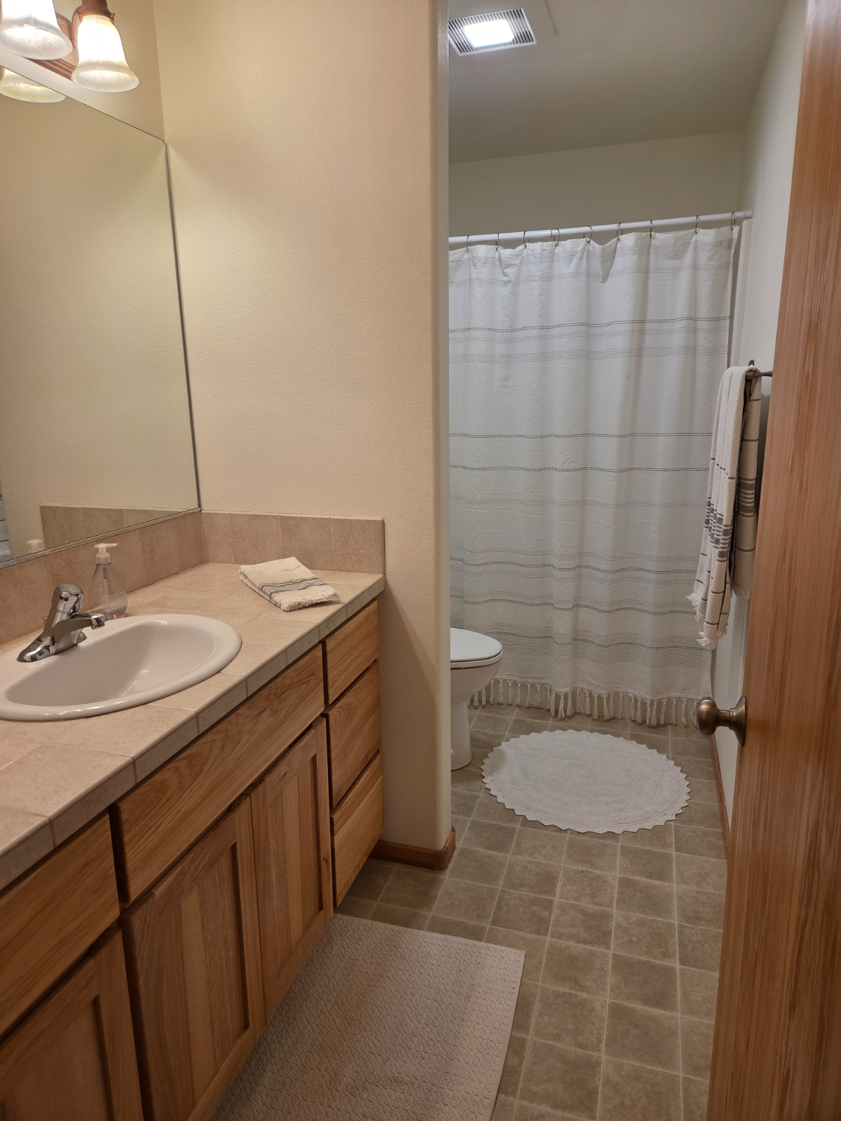 Your Quiet Retreat. Remodeled Room and Private Bath. Close to St. Charles, Old Mill, and River Trail. - Photo 3