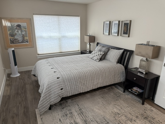 Modern 2BR Home with Fenced Yard, Fast Wi-Fi, Garage & All Utilities Included - Photo 4