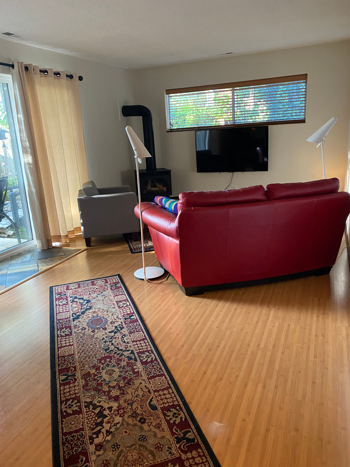Centrally Located Quiet, Spacious, Beautifully Furnished Suite - Photo 4
