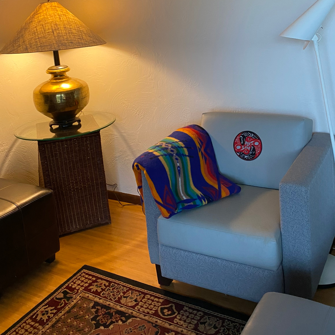Centrally Located Quiet, Spacious, Beautifully Furnished Suite - Photo 3