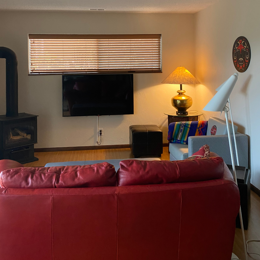 Centrally Located Quiet, Spacious, Beautifully Furnished Suite - Photo 2