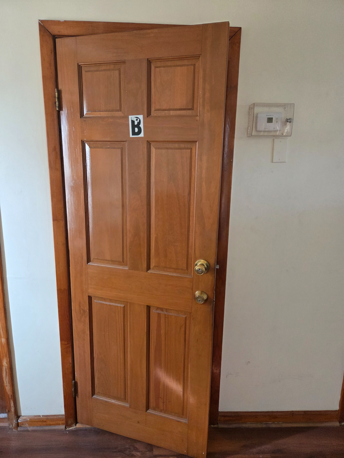 One Bedroom in Basement Suitable for Travel Pros and Mid Term rentals - Photo 3
