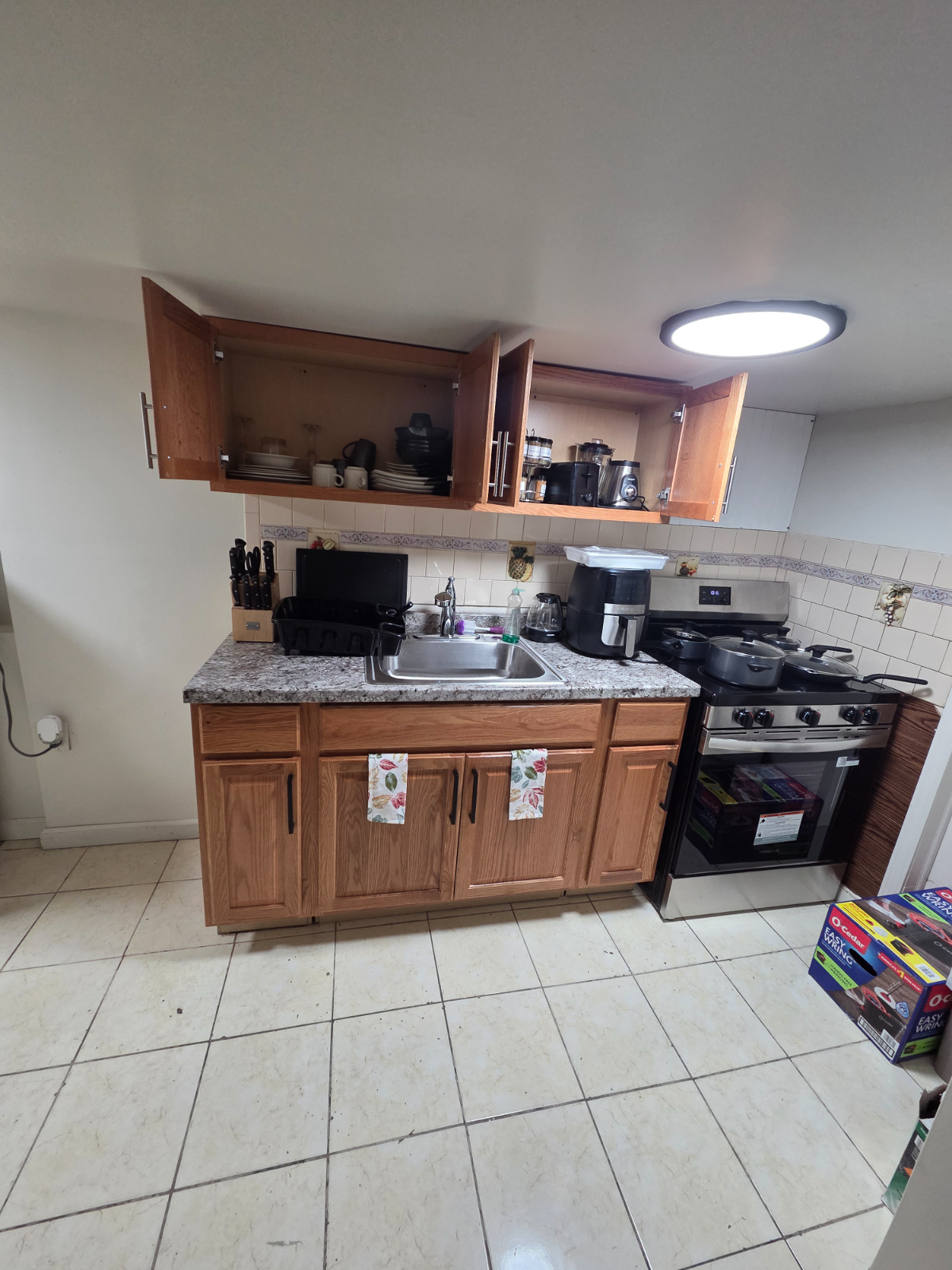 One Bedroom in Basement Suitable for Travel Pros and Mid Term rentals - Photo 5