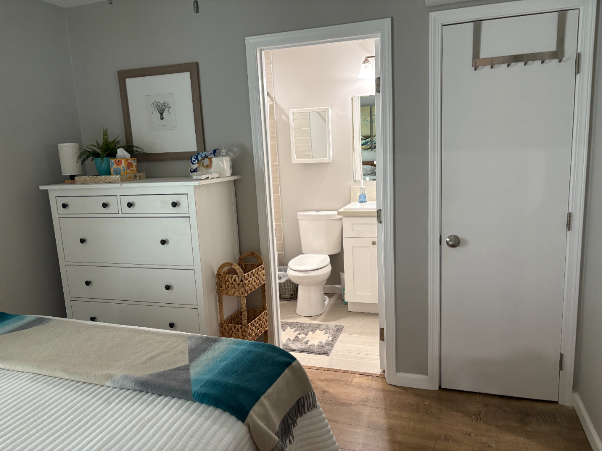Charming 1 Bedroom Unit with Private Access, Patio and Laundry - Photo 3