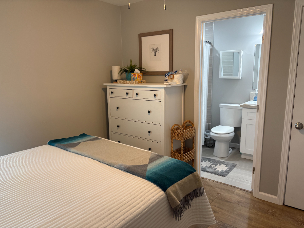 Charming 1 Bedroom Unit with Private Access, Patio and Laundry - Photo 2
