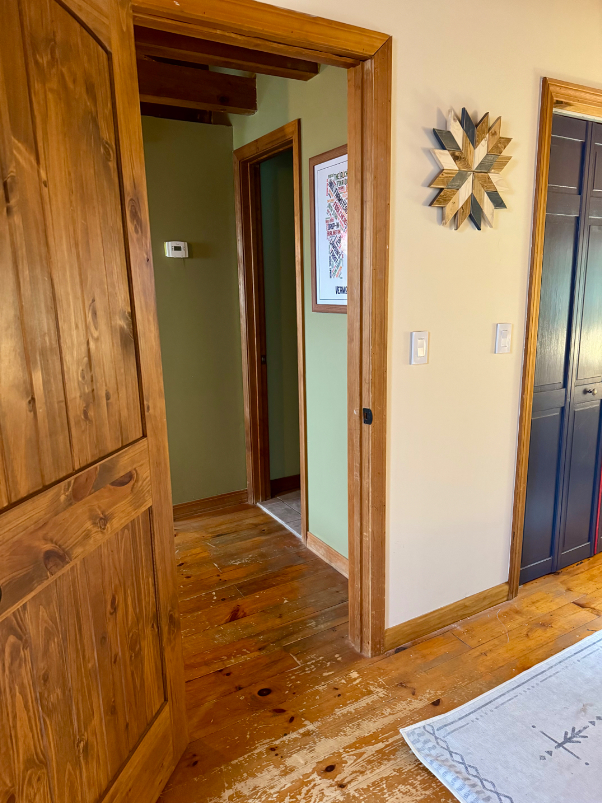Room in a Cabin Home with Beautiful View - Photo 3