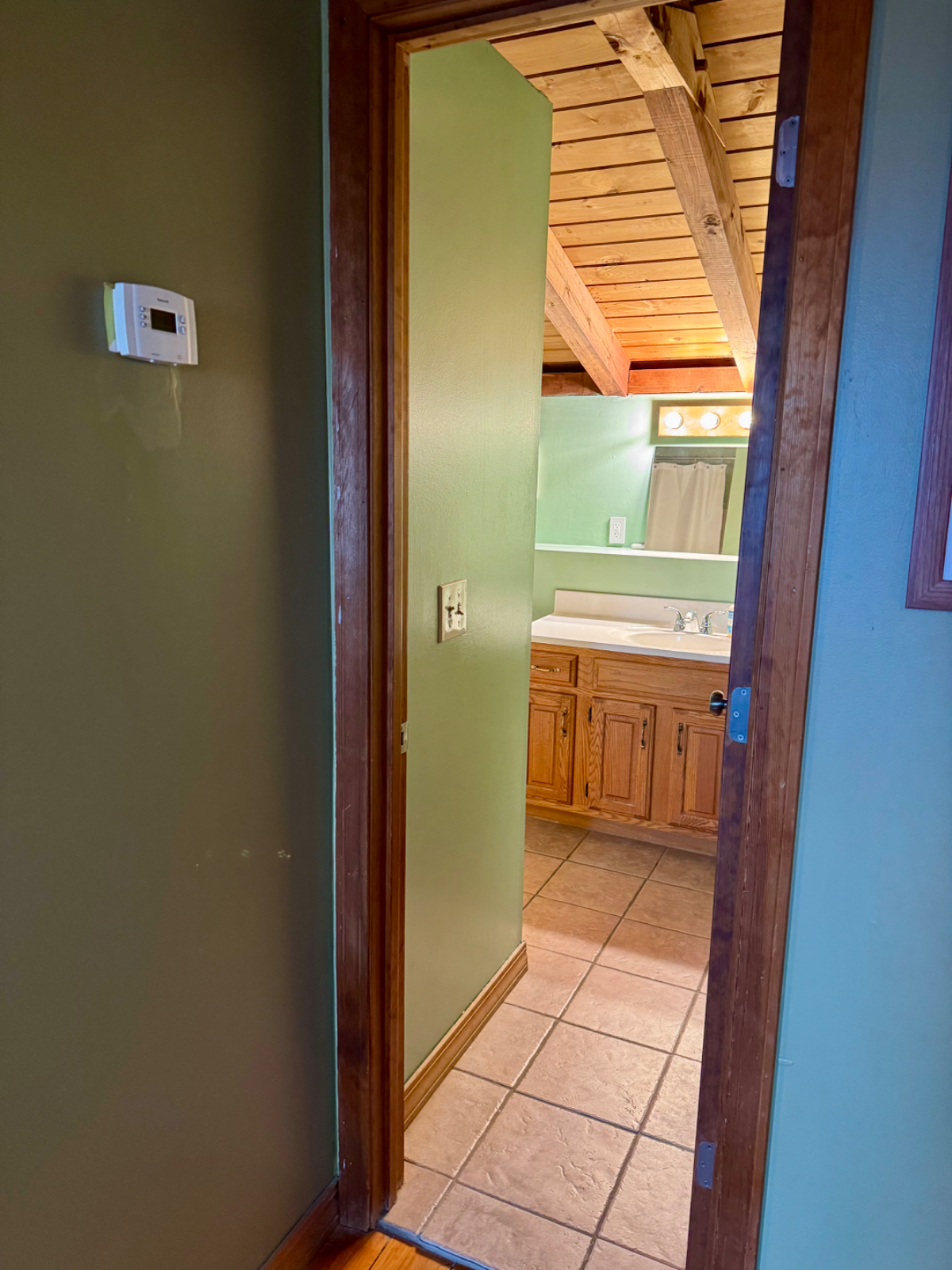Room in a Cabin Home with Beautiful View - Photo 8
