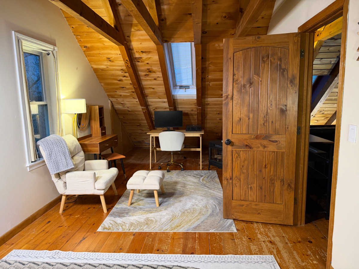 Room in a Cabin Home with Beautiful View - Photo 4