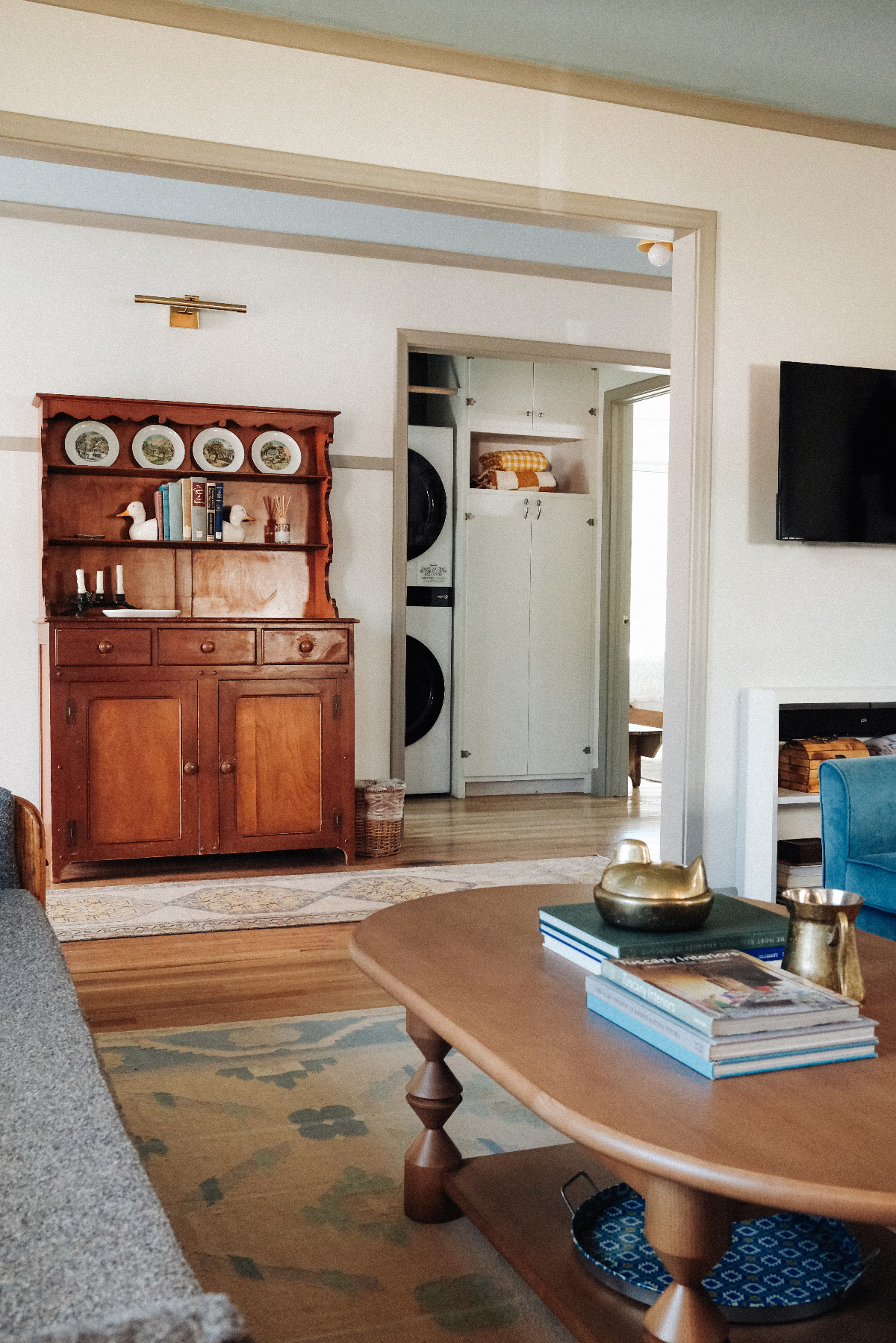 Vintage designer, cozy cottage w/ heated floors & electric fireplace - Photo 5