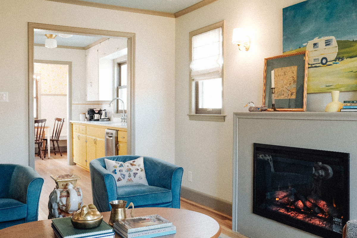 Vintage designer, cozy cottage w/ heated floors & electric fireplace - Photo 7