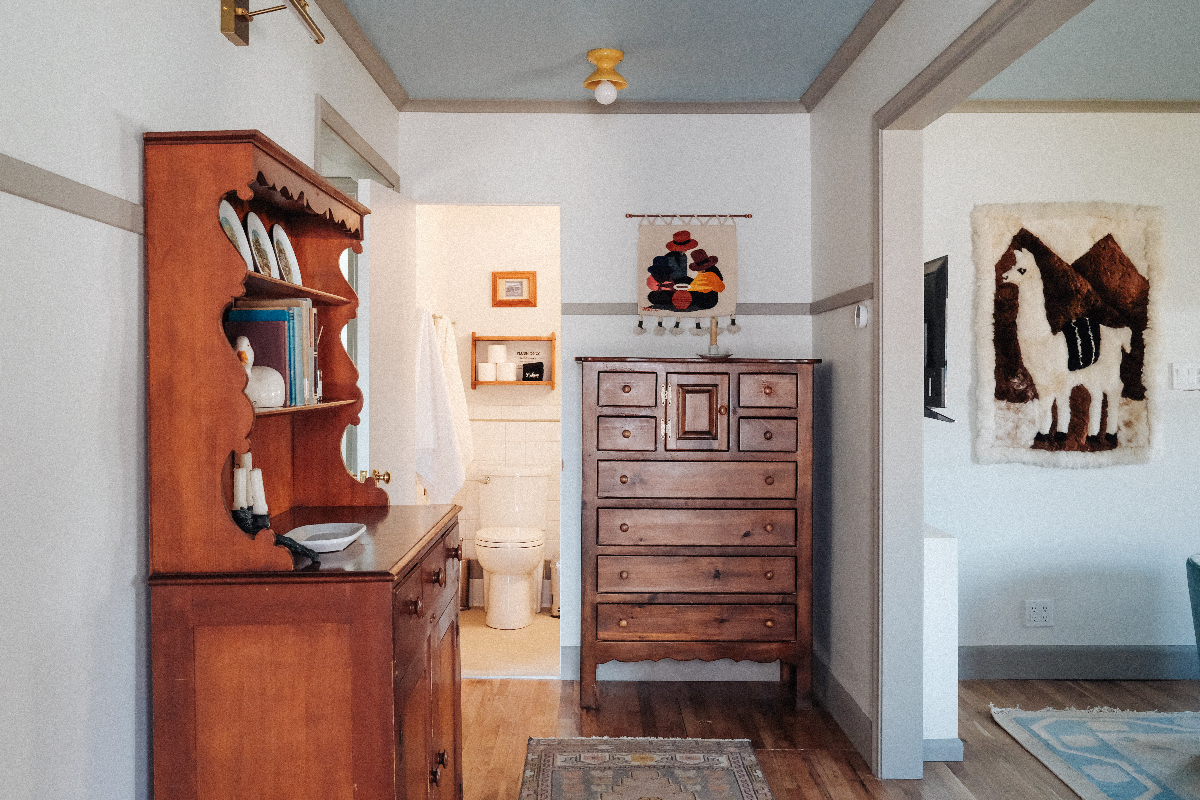 Vintage designer, cozy cottage w/ heated floors & electric fireplace - Photo 3
