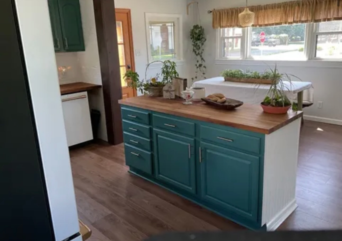 Beautifully Remodeled 2BR 2BA Home  Fully Furnished, Pet Friendly, and Perfect for Travelers - Photo 2
