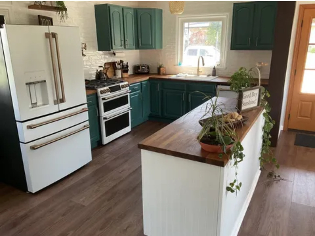 Beautifully Remodeled 2BR 2BA Home  Fully Furnished, Pet Friendly, and Perfect for Travelers - Photo 9