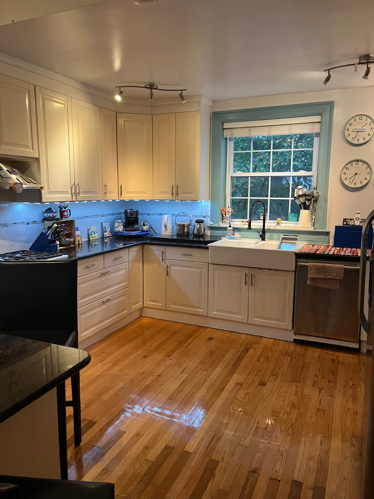 Fantastic (6BR, 5bath, fireplace, HUGE yard, parking), 2 rooms (w bath) for rent near hospitals & R - Photo 4
