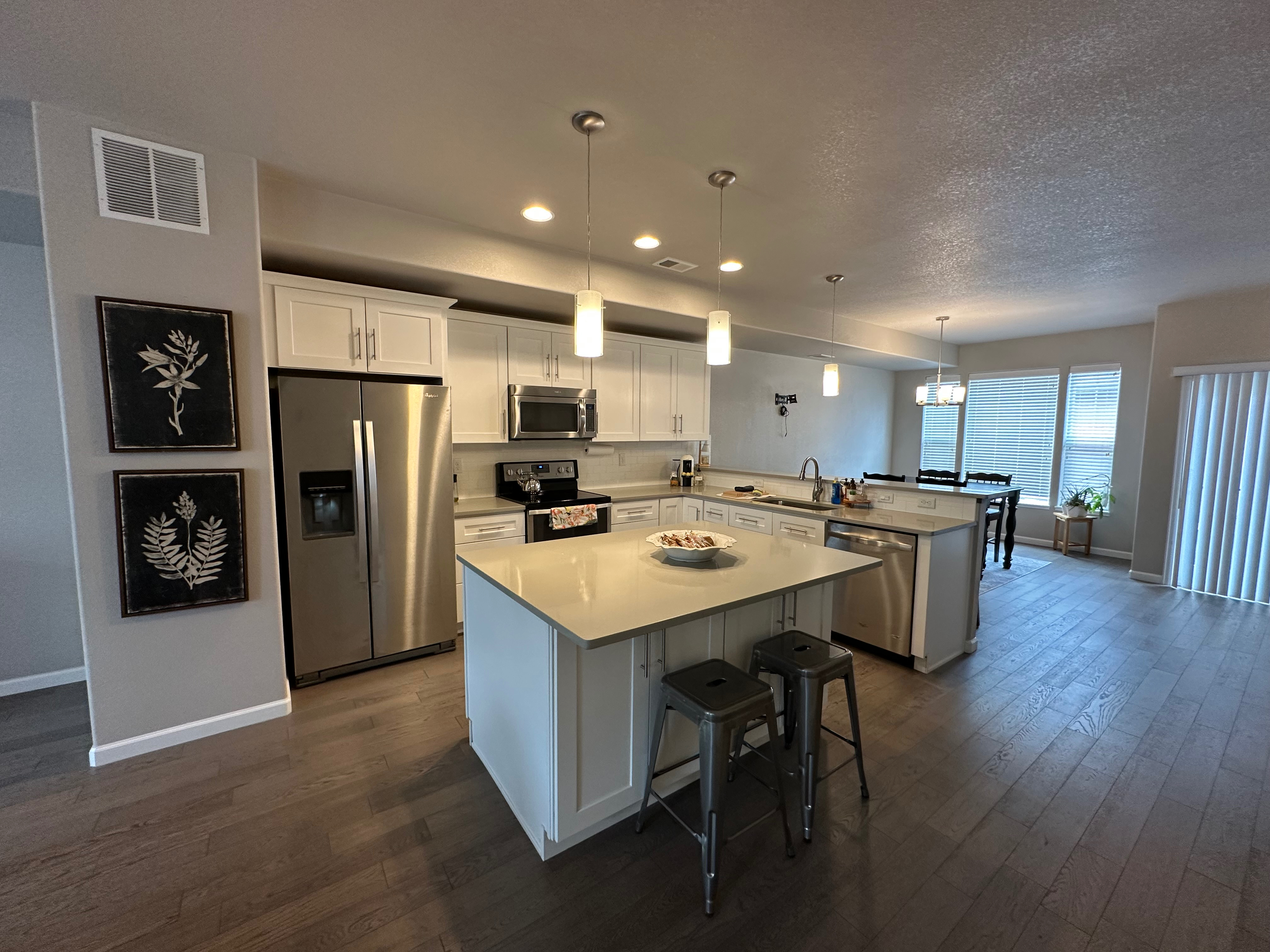 Luxurious Pointe Townhouse - Photo 11