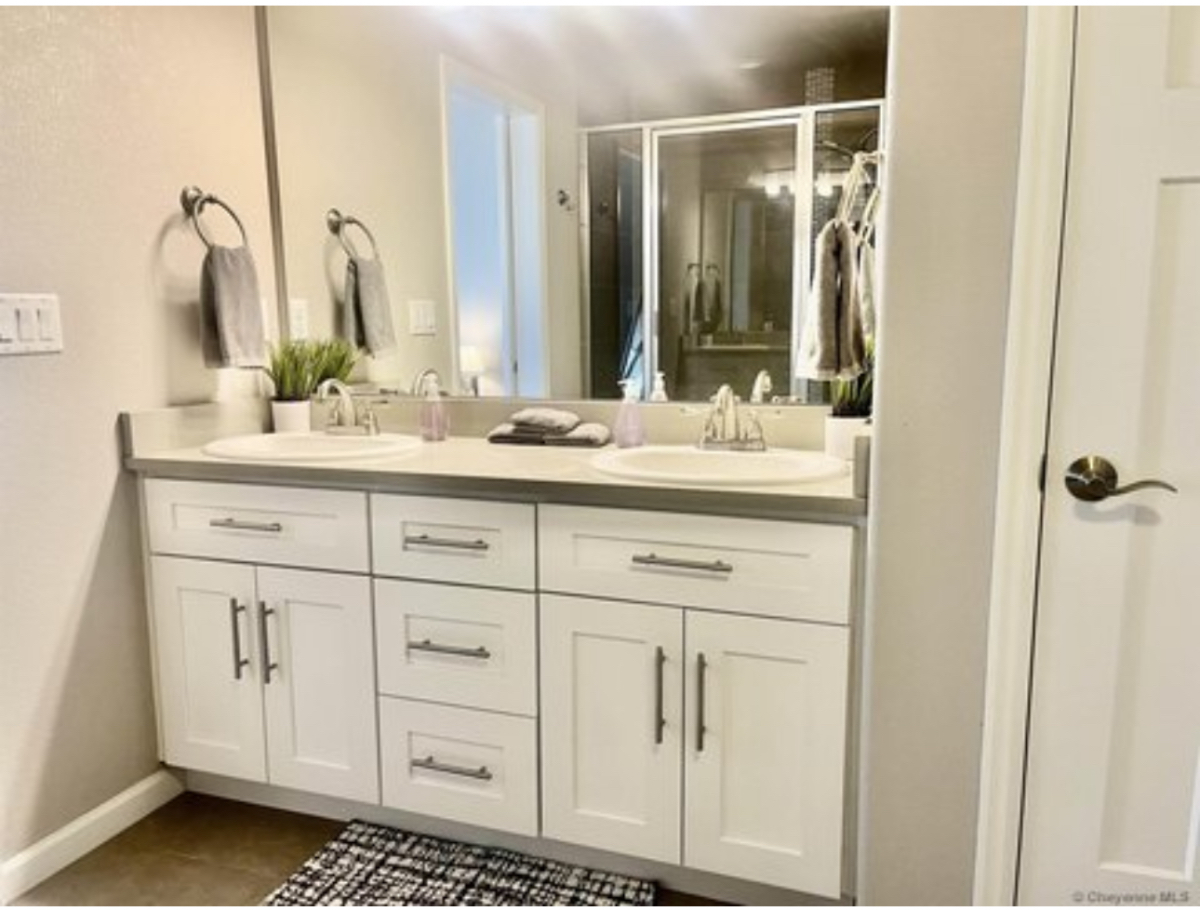Luxurious Pointe Townhouse - Photo 3