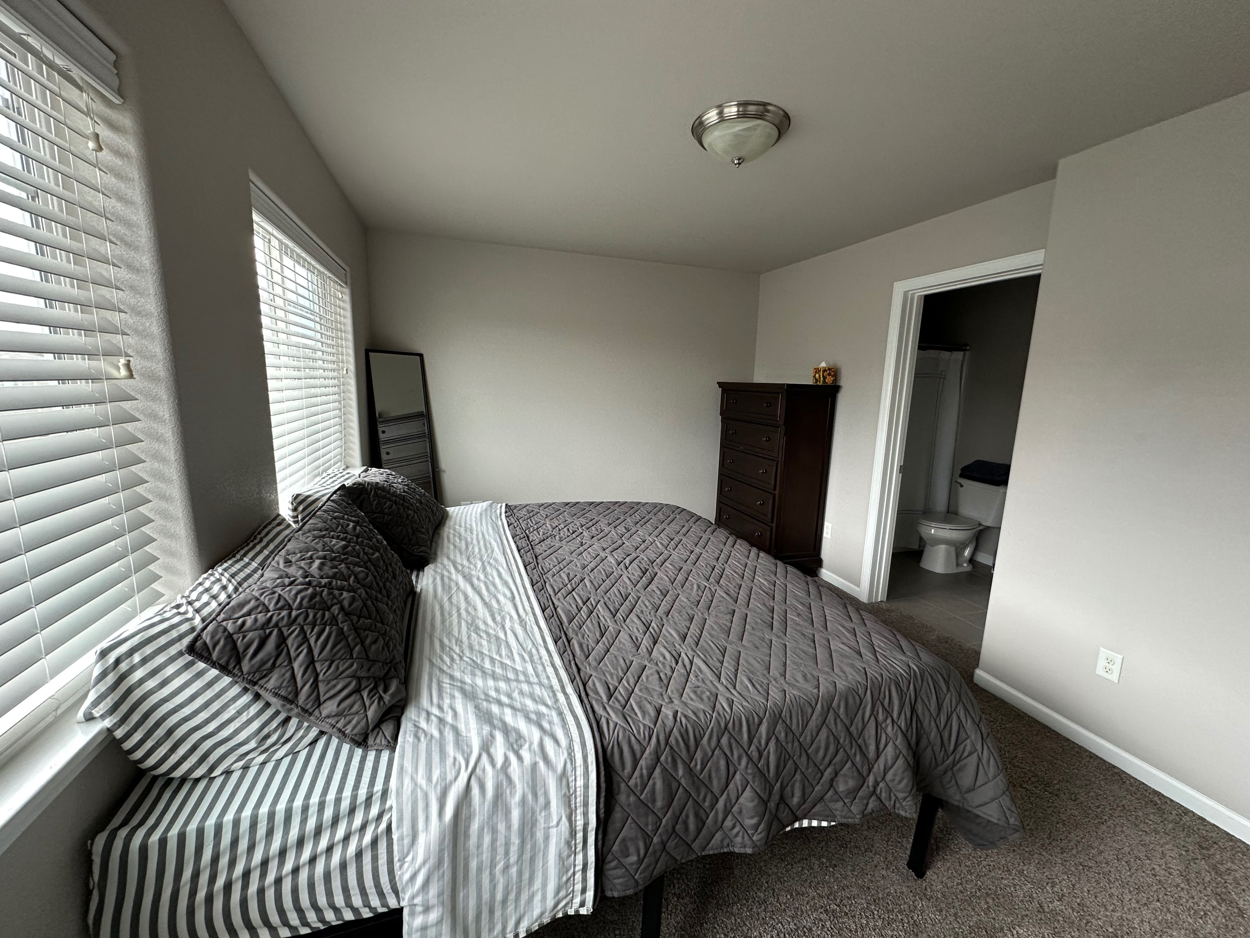 Luxurious Pointe Townhouse - Photo 8