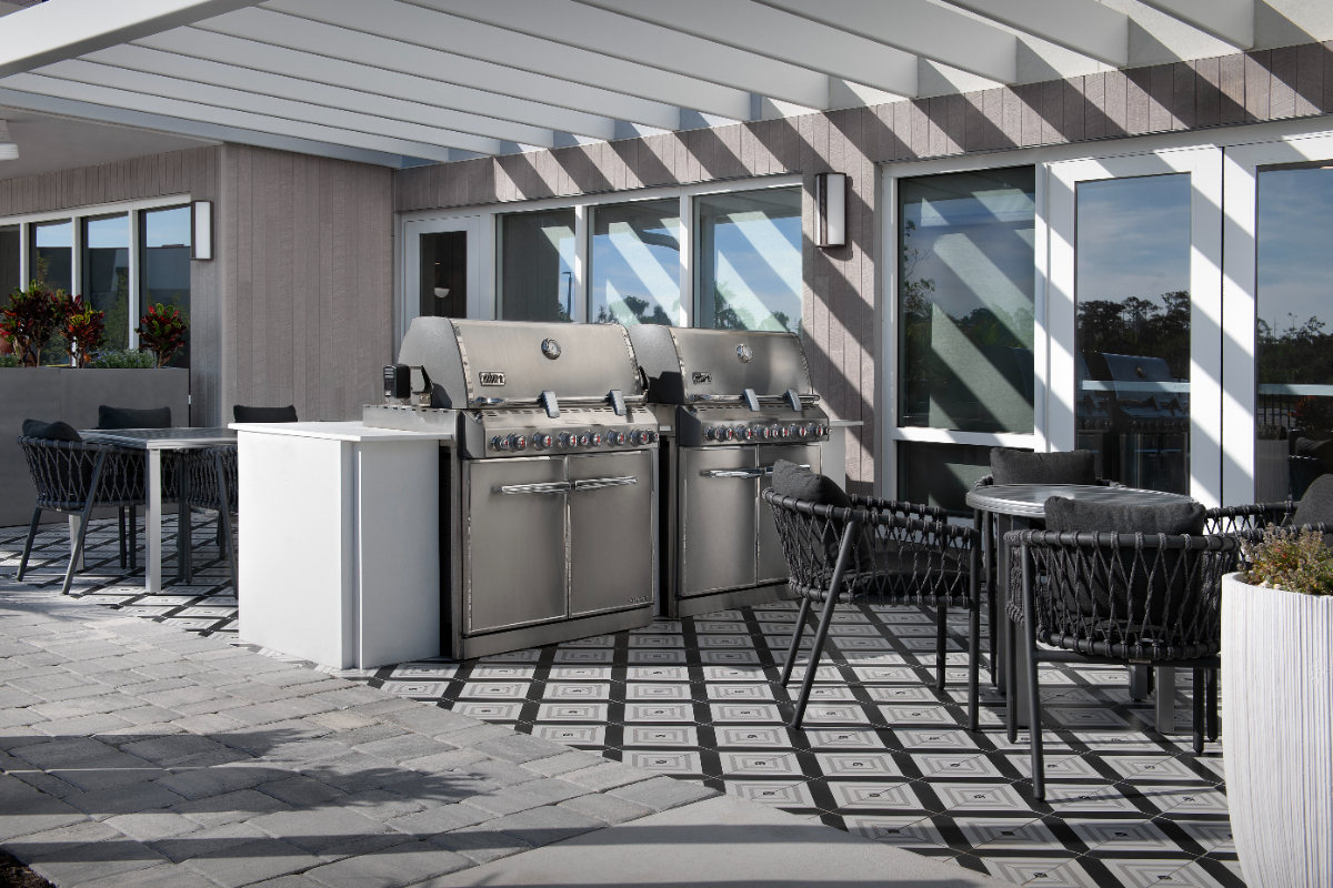 Modern King Studio with Full Kitchen & Workspace - Photo 11