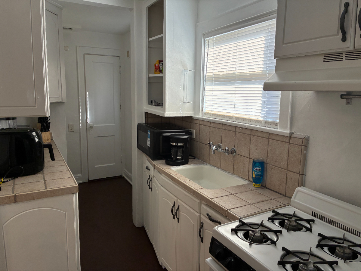 Private Silver Lake/Virgil Village Cottage With Fenced-in Patio, Utilities Included, and Pet-Friendly - Photo 3