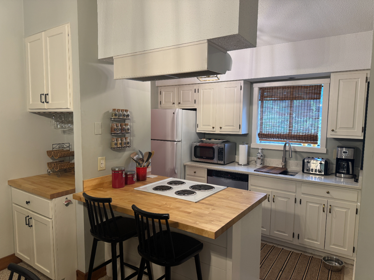 Furnished 2 Bedroom Condo - Photo 3