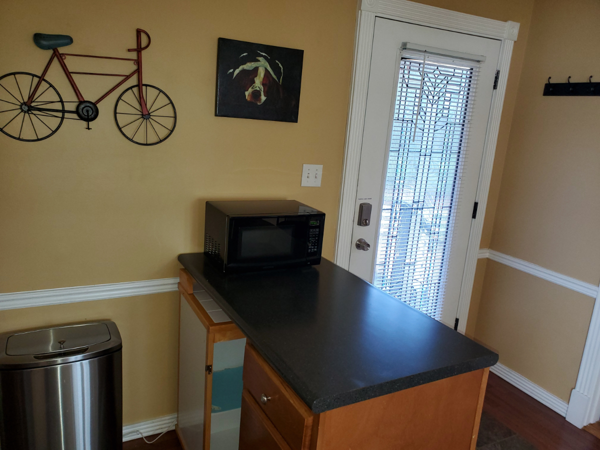 Safe 1BR Retreat with Jacuzzi, EV Charger in Prime Location - Photo 2