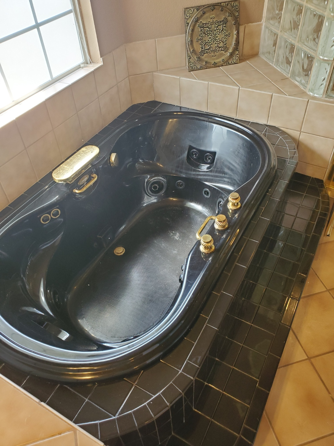 Safe 1BR Retreat with Jacuzzi, EV Charger in Prime Location - Photo 7