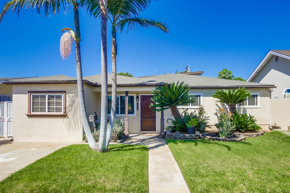 Sunshine & Relaxation Await - 2 BR Gem in Charming Bay Park - Photo 2