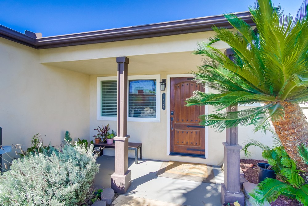 Sunshine & Relaxation Await - 2 BR Gem in Charming Bay Park - Photo 3