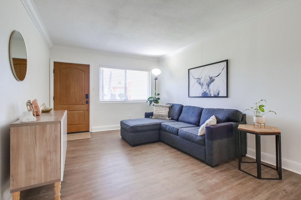 Sunshine & Relaxation Await - 2 BR Gem in Charming Bay Park - Photo 6
