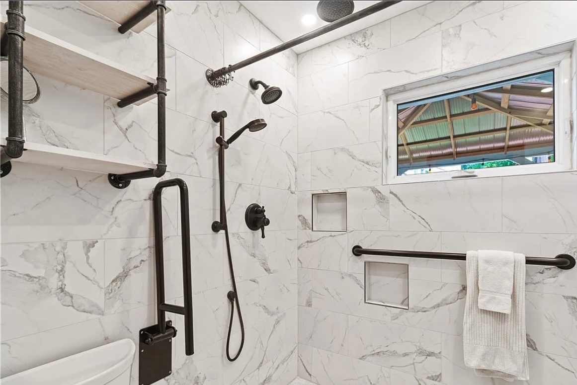 Bright and Modern Studio Near Highland Park with Utilities Included - Photo 3