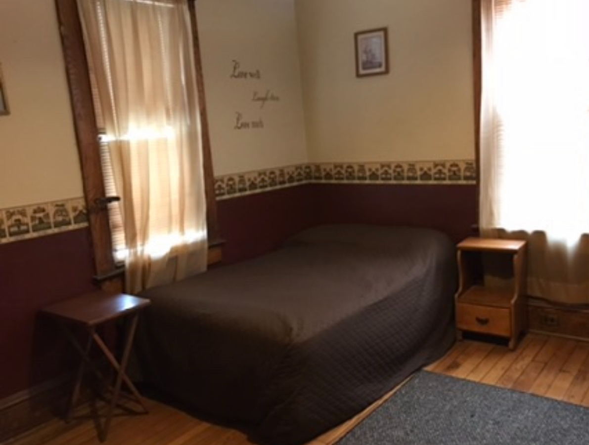 Furnished private Rooms for out of town workers - Photo 1