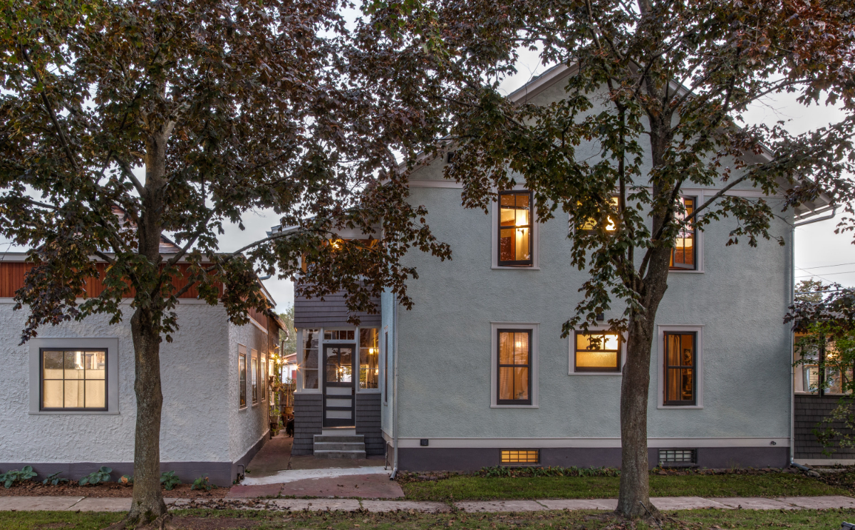 Cozy Bright Apartment in Quiet Neighborhood - Photo 2
