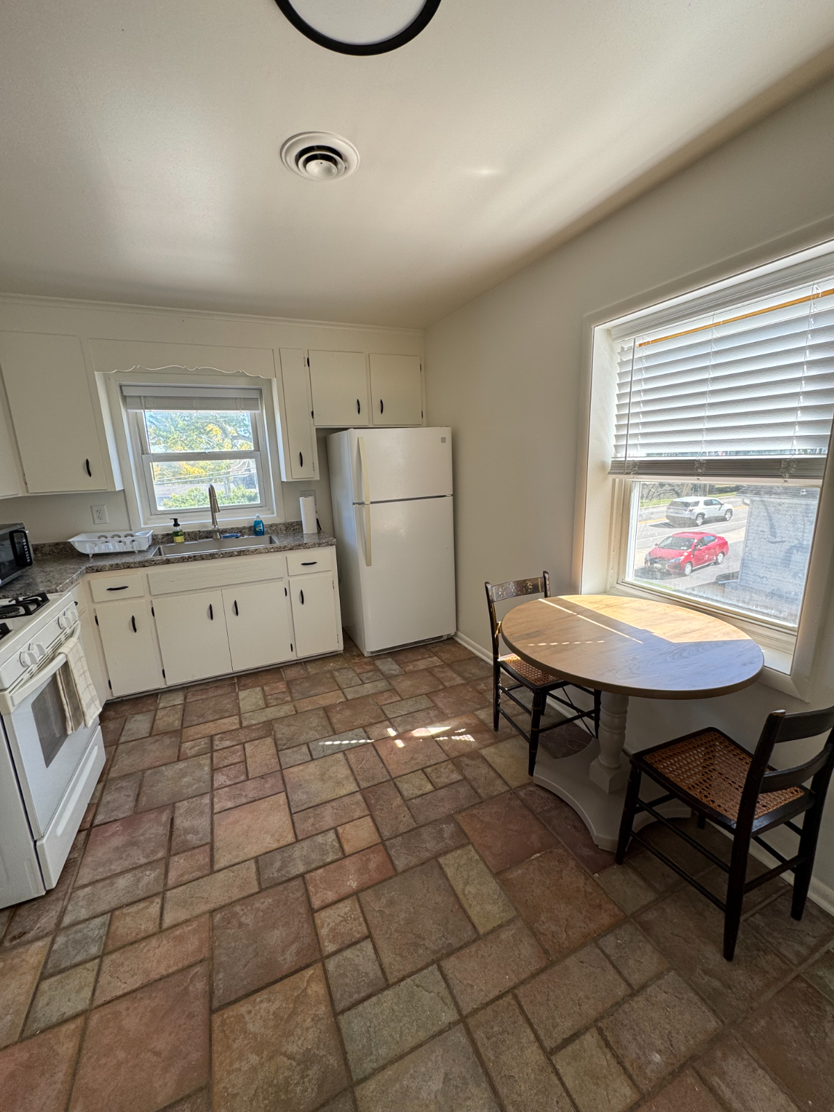 2 BR - LAUNDRY - NO PET FEE - Photo 2