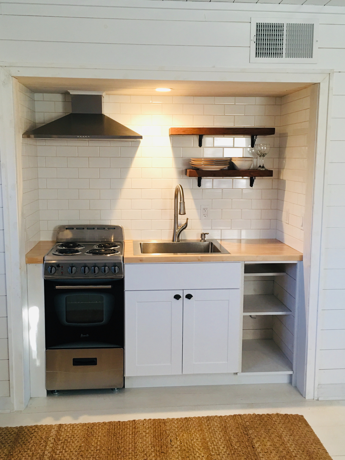 Newly Renovated - Walk to Bay and Ocean- Hampton Bays - Photo 4