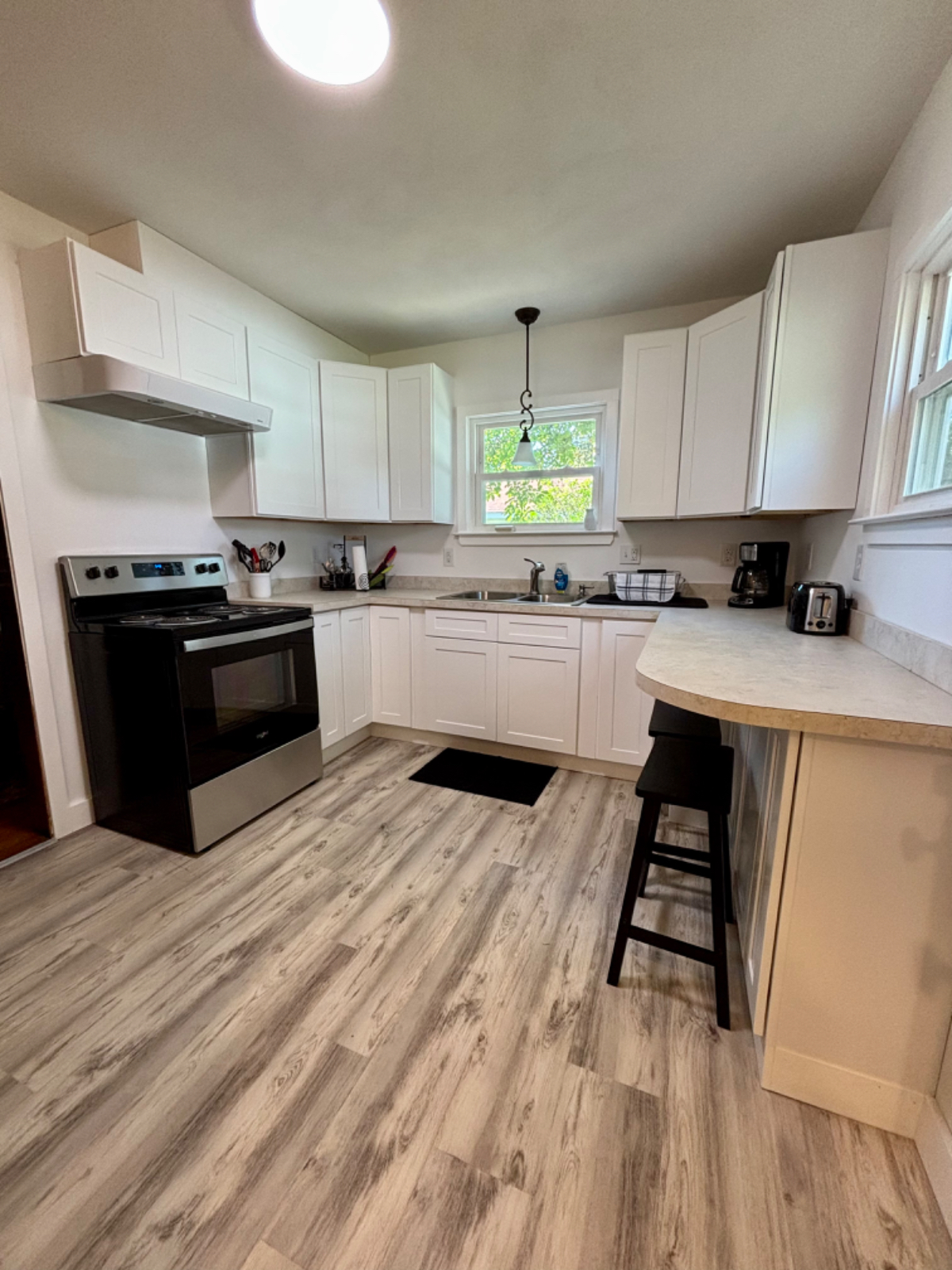 Newly renovated 2 bedroom duplex - Photo 2
