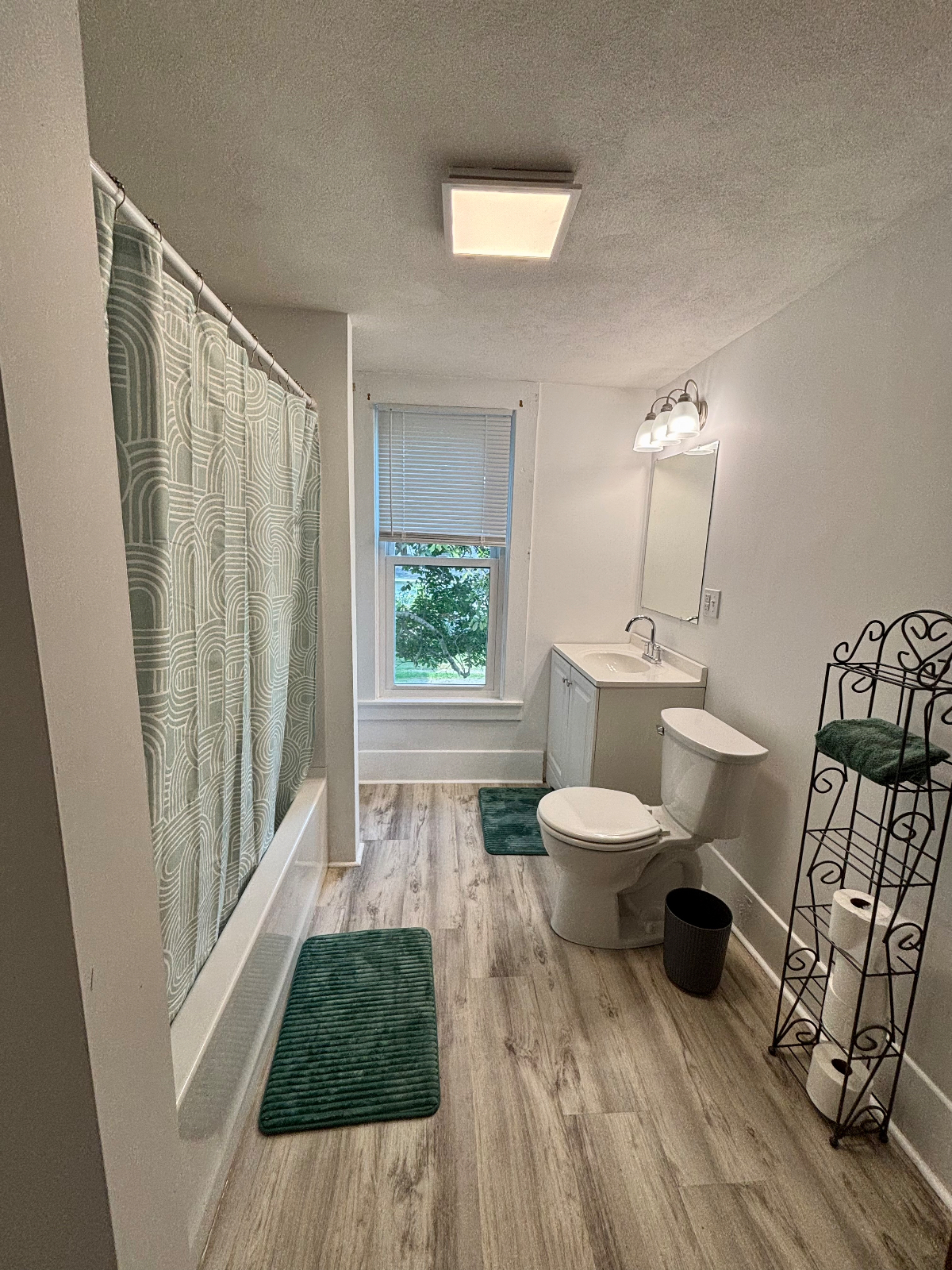 Newly renovated 2 bedroom duplex - Photo 11