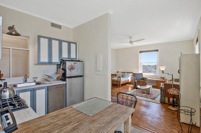 Centrally located, newly renovated, super sunny DC condo - Photo 3