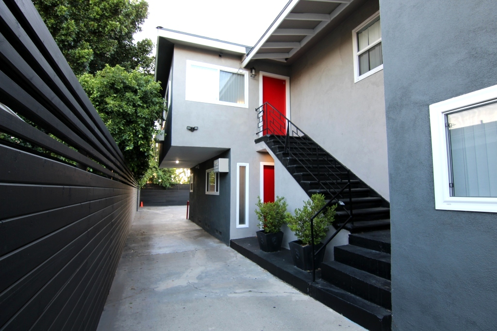 Awesome Upper 2 Bedroom w/Tall Beamed Ceilings, W&D In Unit, A/C, Parking, King Beds - Photo 2